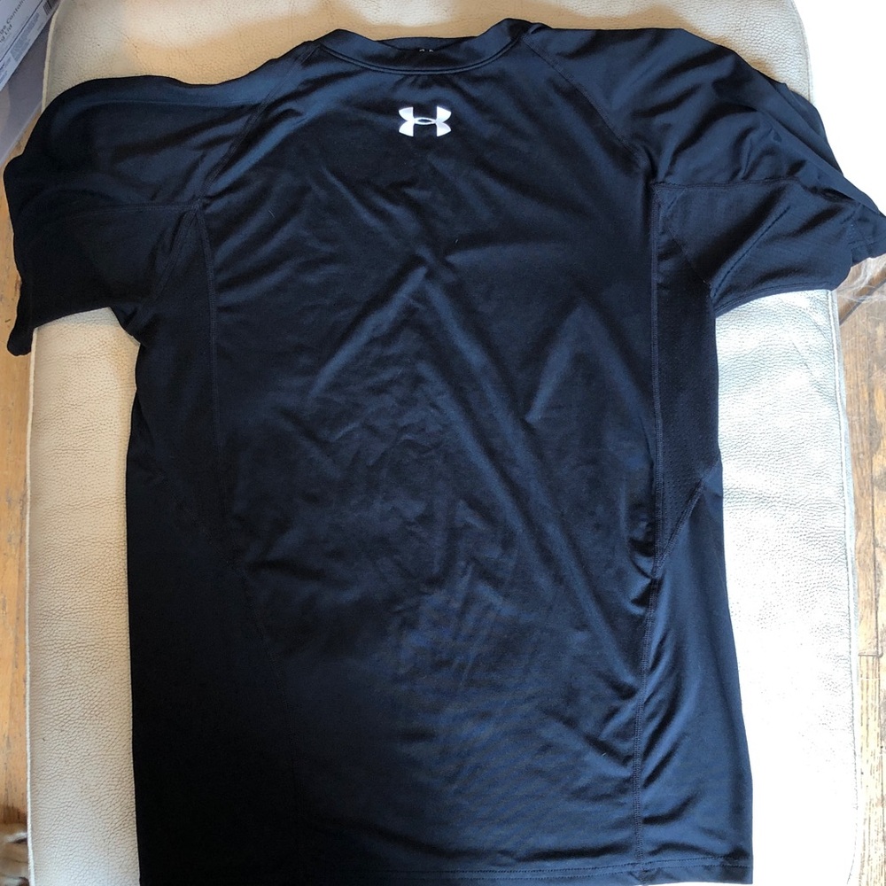 Under Armour men’s black Medium short sleeve
Workout jersey.